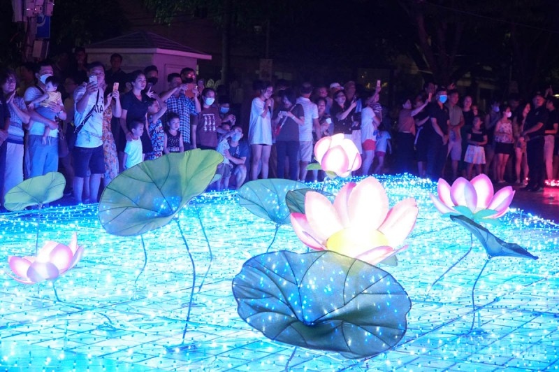 Impressive LED light show celebrates 50 years of Vietnam – Japan diplomacy